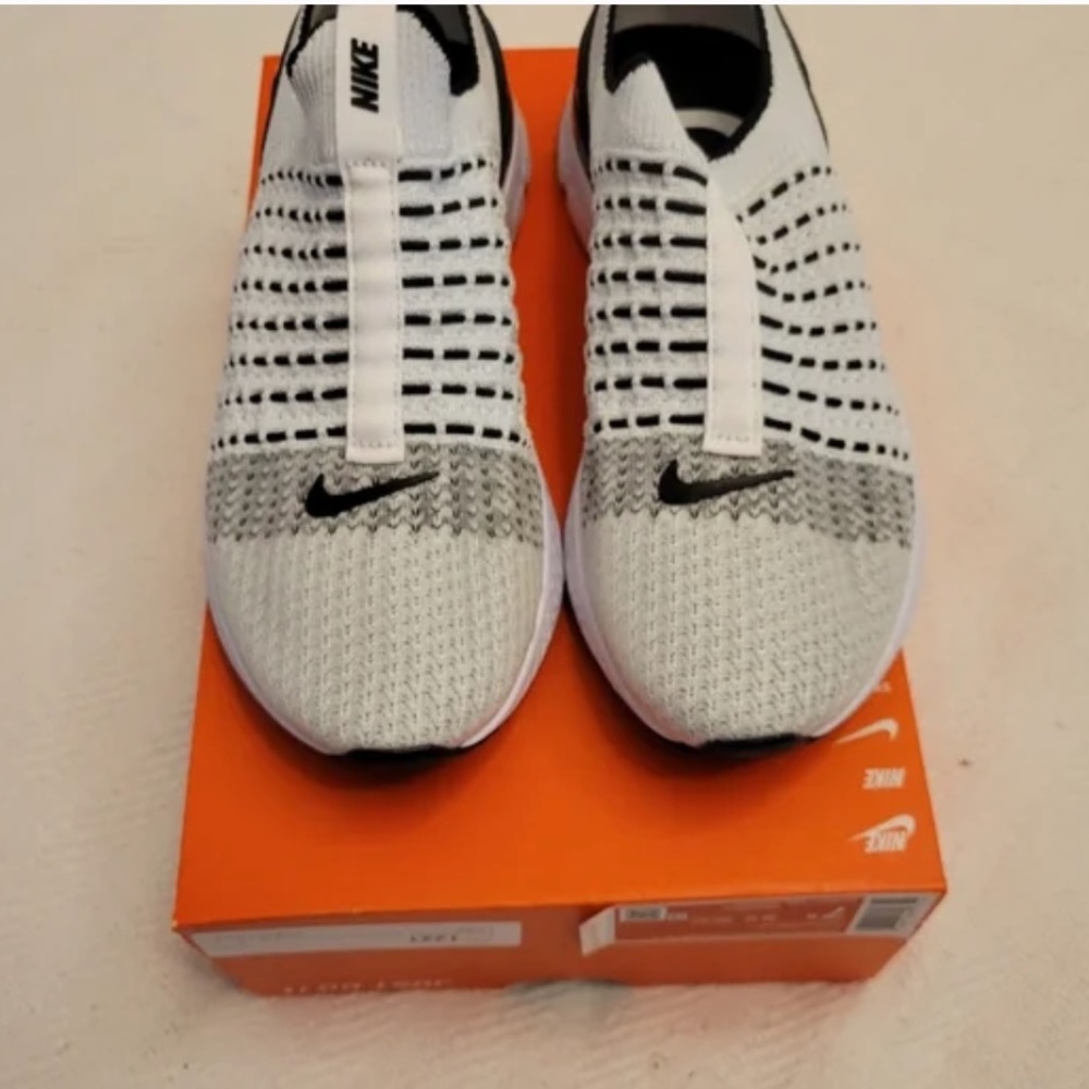 NWT mens Nike Phantom Run fly knit 2 sneakers size 7.5